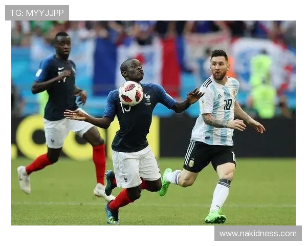 坎特与马克莱莱:防守型后腰的战术传承与角色对比 坎特与马克莱莱:防守型后腰的战术传承与角色对比