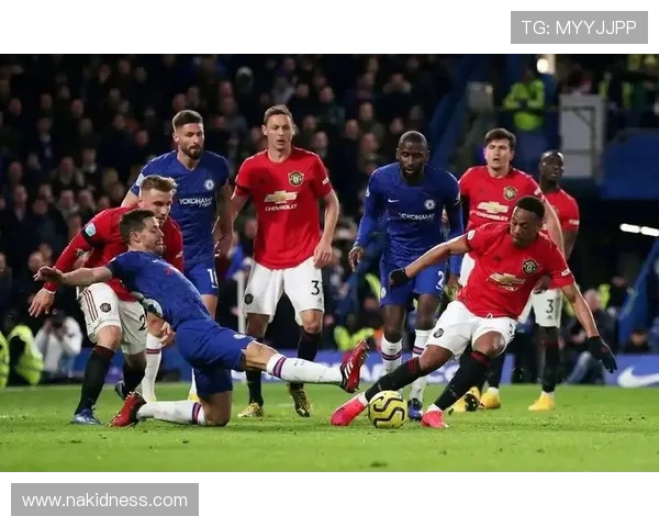 曼联更衣室矛盾再度曝光:球队内部稳定性面临考验,表现波动 曼联更衣室矛盾再度曝光:球队内部稳定性面临考验,表现波动